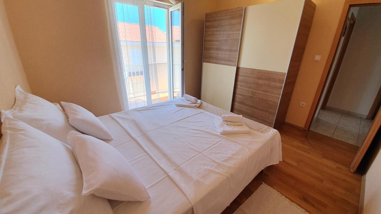 Apartments Miki Паг Екстериор снимка