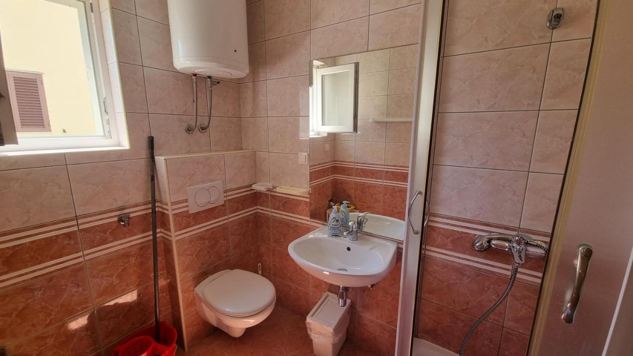 Apartments Miki Паг Екстериор снимка