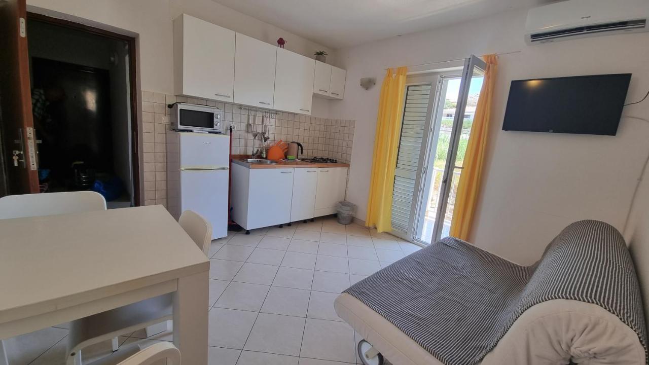Apartments Miki Паг Екстериор снимка