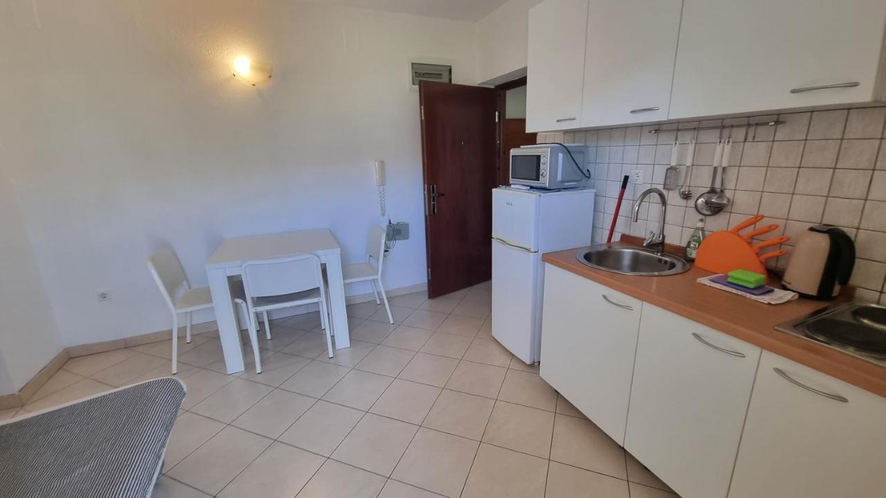 Apartments Miki Паг Екстериор снимка