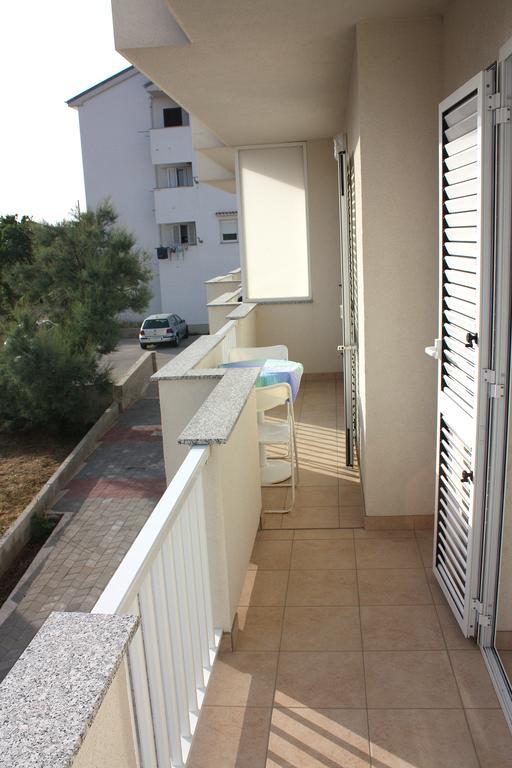 Apartments Miki Паг Екстериор снимка